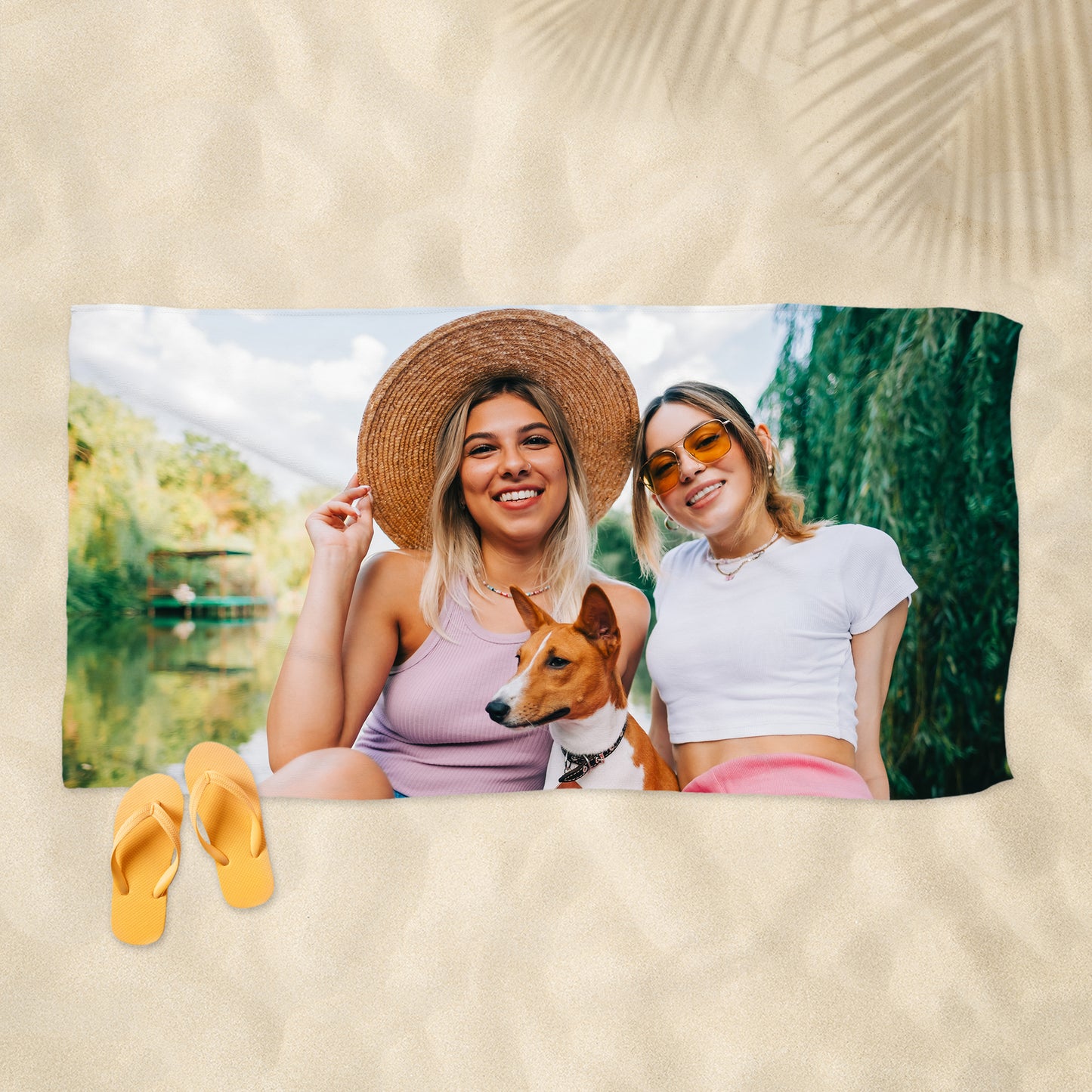 Großes Strandtuch mit Foto – zwei Freundinnen und Hund am Wasser
