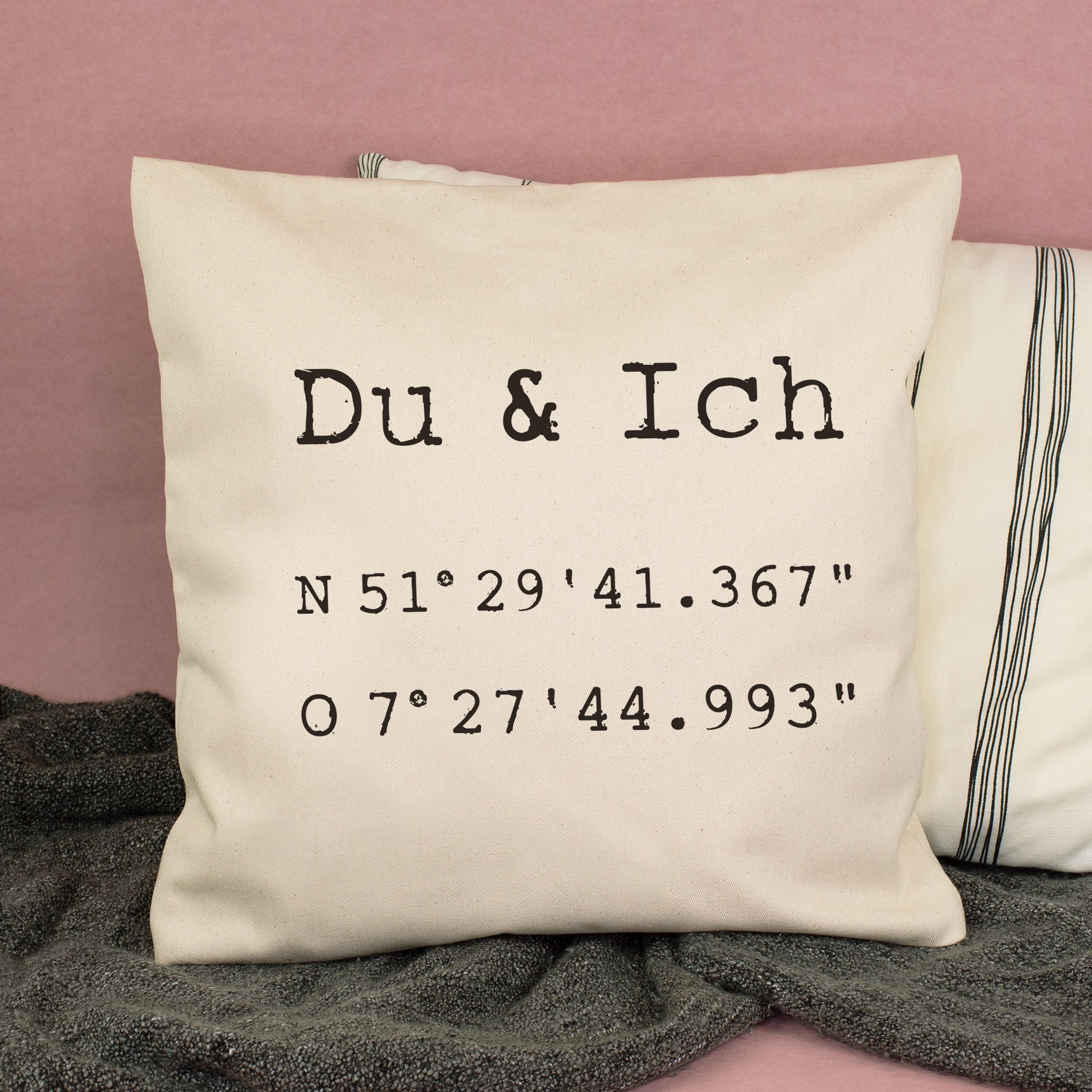 Naturfarbenes Kissen Du und Ich mit personalisierten Koordinaten