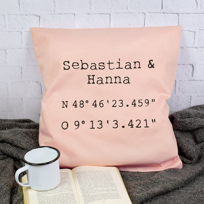 Rosa Kissen Du und Ich mit Wunschtext und Koordinaten personalisiert