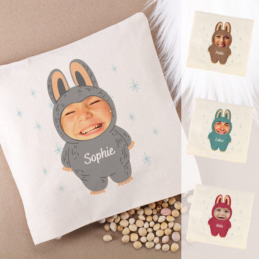 Übersicht aller vier Farbvarianten des Kirschkernkissens mit Foto-Motiv – Grau, Braun, Türkis und Rot