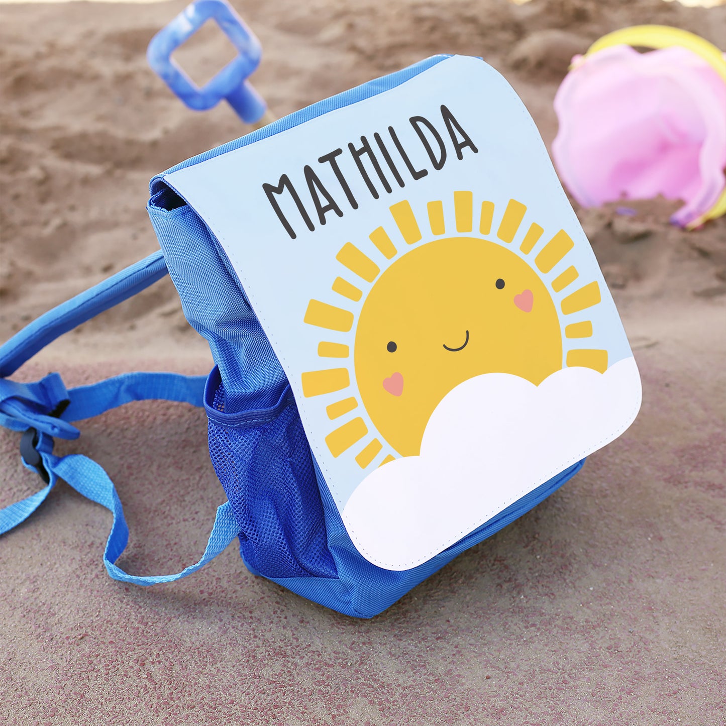 Personalisierter blauer Kindergartenrucksack mit Sonne Motiv und Name Mathilda im Sand