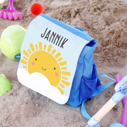 Blauer Kita Rucksack mit Name Jannik, gelber Sonne und weißen Wolken auf der Frontlasche