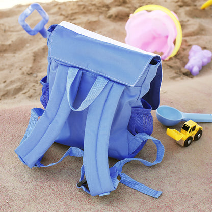 Rückseite des blauen Kindergartenrucksacks mit gepolsterten Trageriemen im Sand