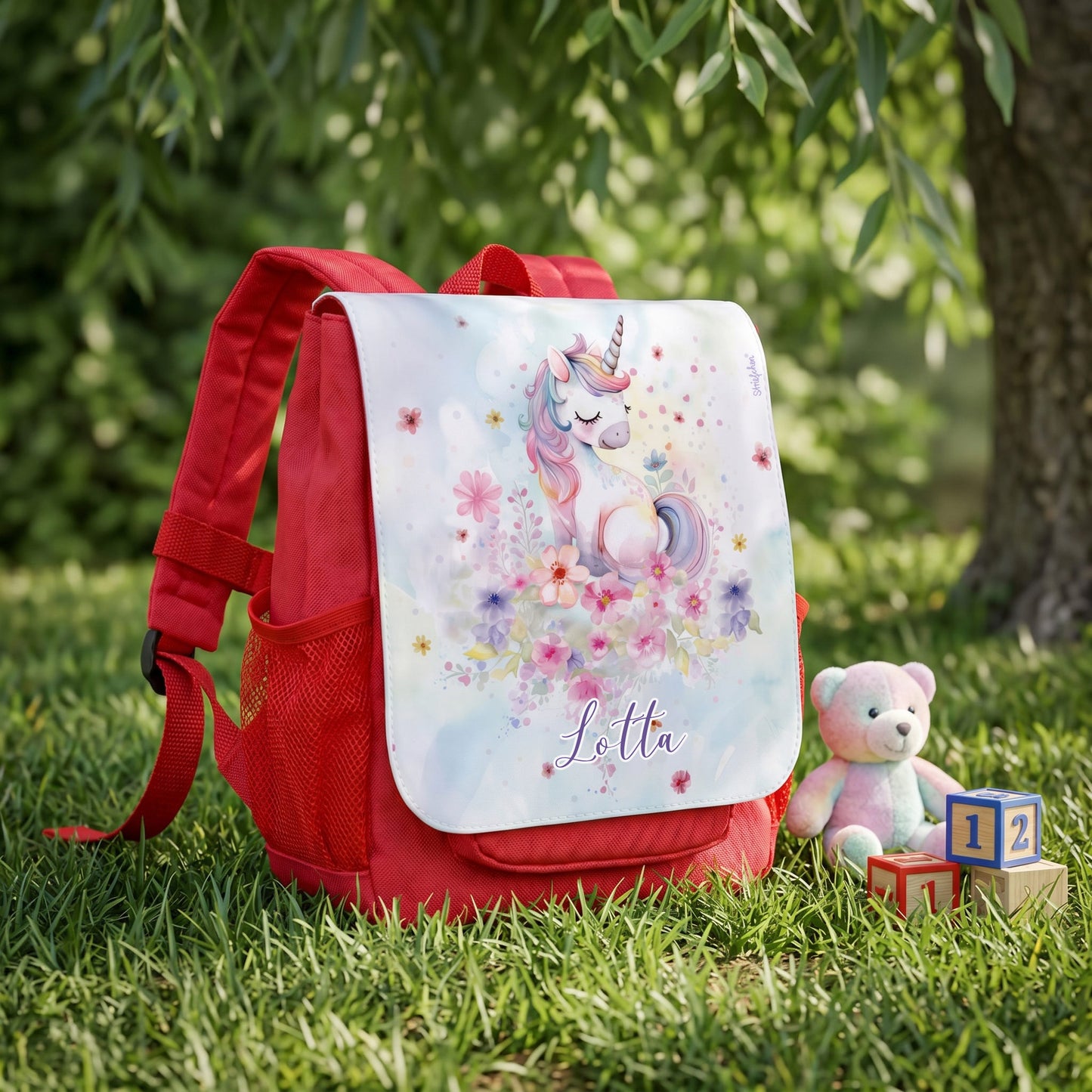 Roter Kindergartenrucksack für Mädchen mit Einhornmotiv, Blumen und personalisiertem Namen Lotta im Grünen