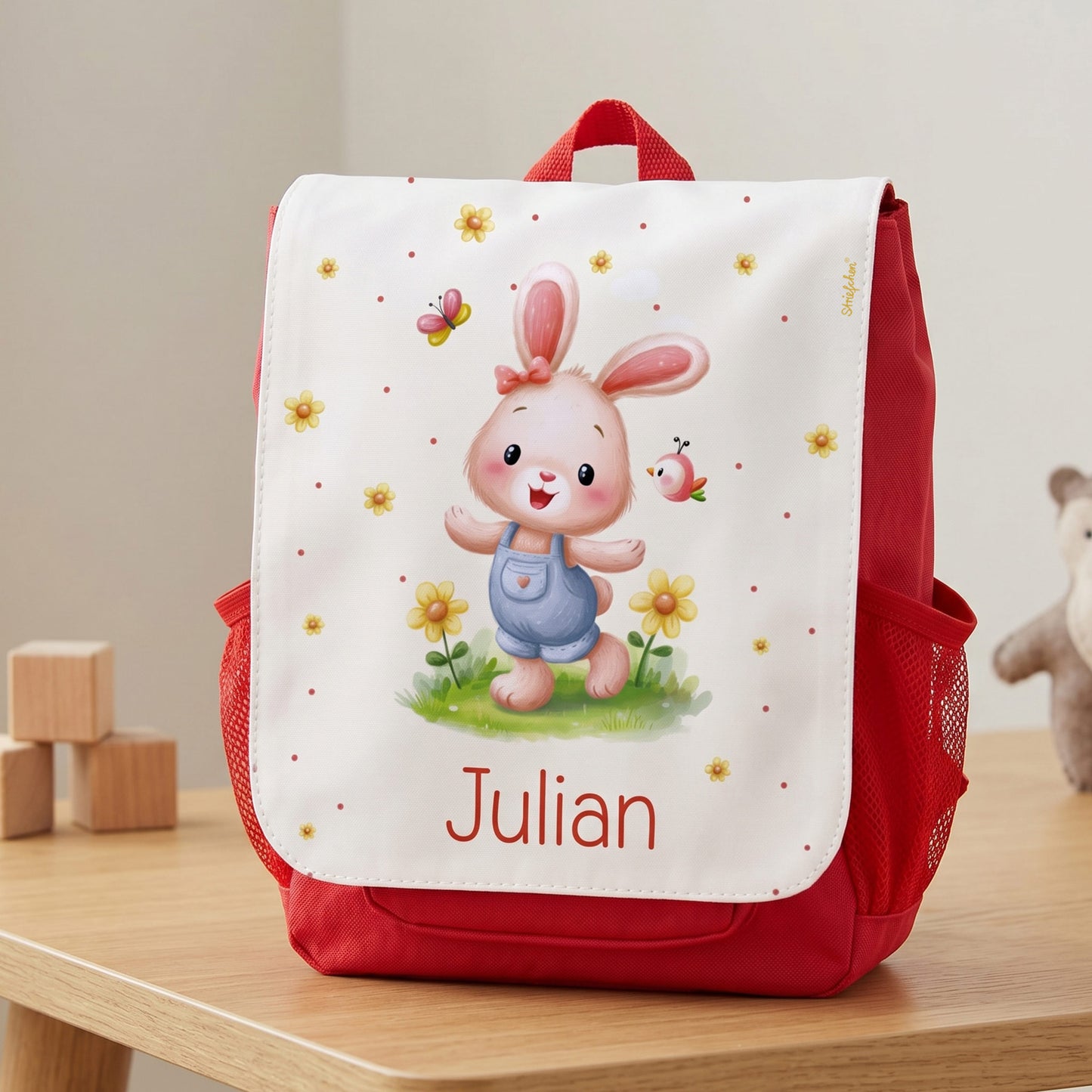 Personalisierter roter Kindergartenrucksack mit Hasenmotiv, Blumen und Name Julian auf der Frontlasche