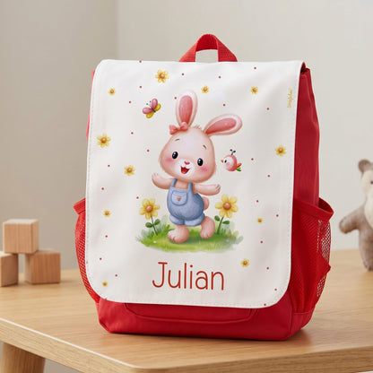 Personalisierter roter Kindergartenrucksack mit Hasenmotiv, Blumen und Name Julian auf der Frontlasche