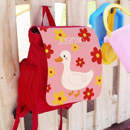 Roter Kindergarten Rucksack mit personalisiertem Namen Jasmin, Gans Motiv und Blumen auf rosa Frontlasche