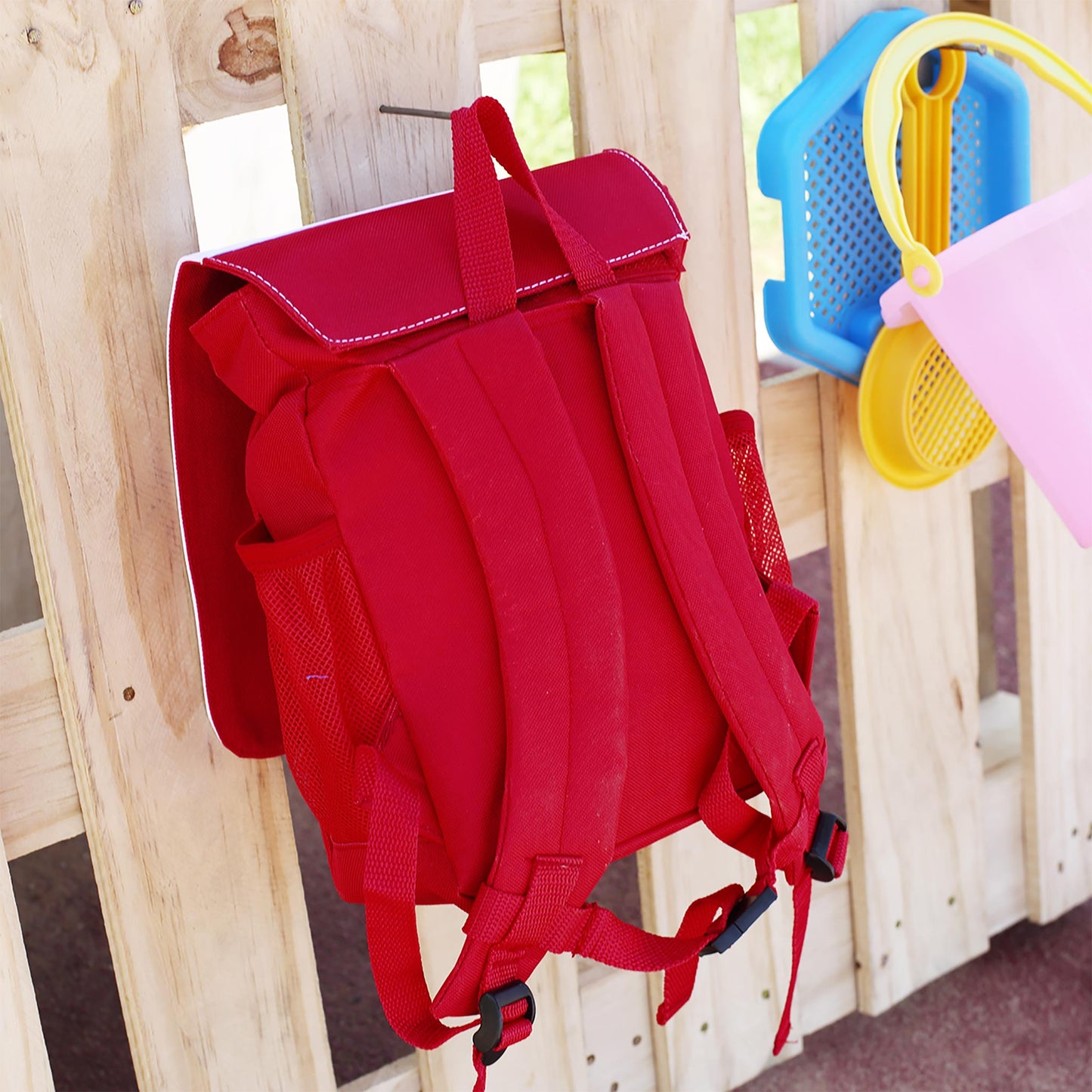 Rückansicht des roten Kindergarten Rucksacks mit gepolsterten Trägern und seitlichen Netzfächern