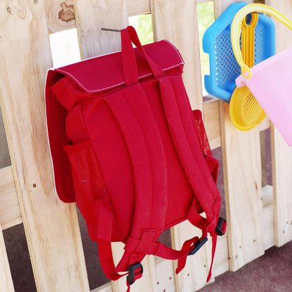 Rückansicht des roten Kindergarten Rucksacks mit gepolsterten Trägern und seitlichen Netzfächern