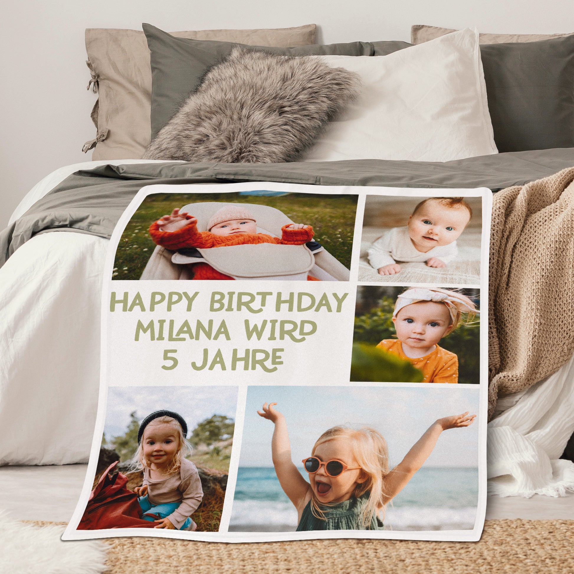 Personalisierte kleine Fotodecke mit 5 Fotos und Wunschtext Happy Birthday auf dem Bett