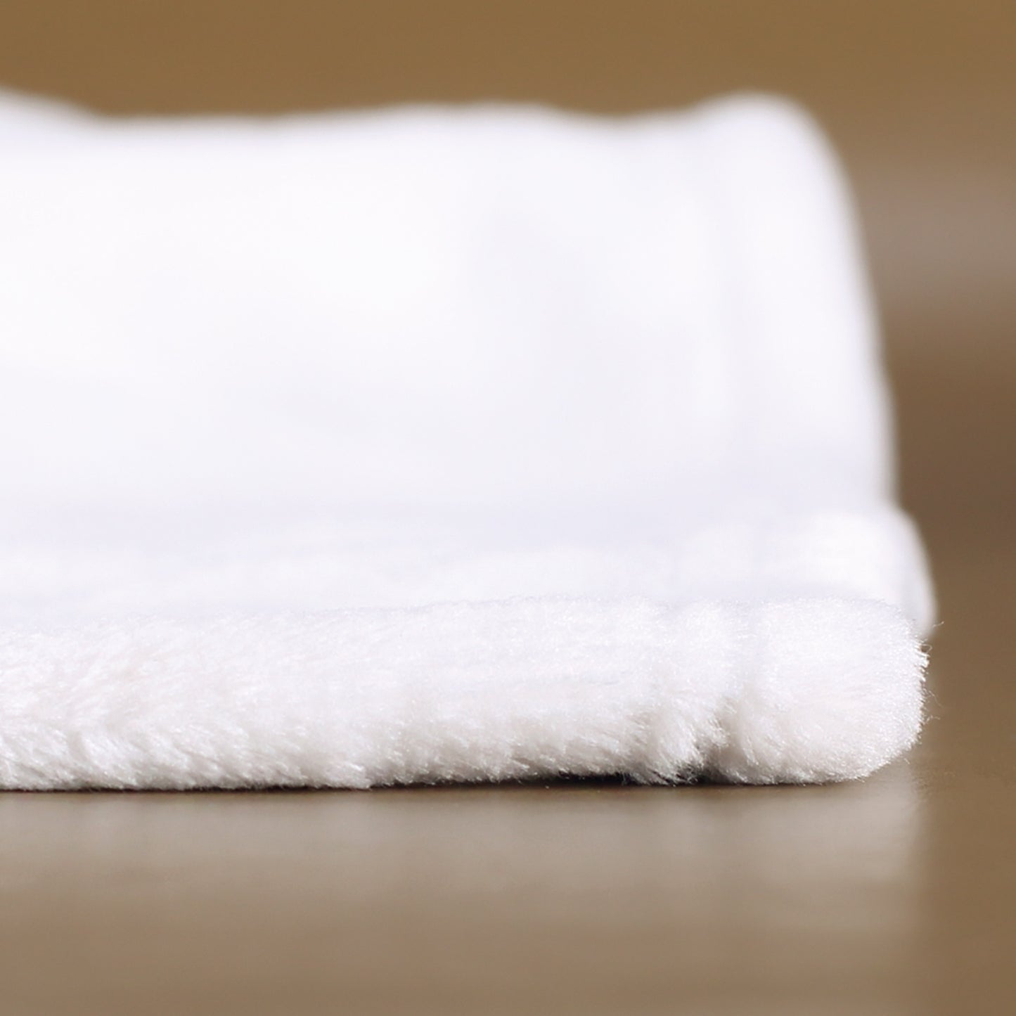 Nahaufnahme Stoffkante der kleinen Fotodecke in Weiß