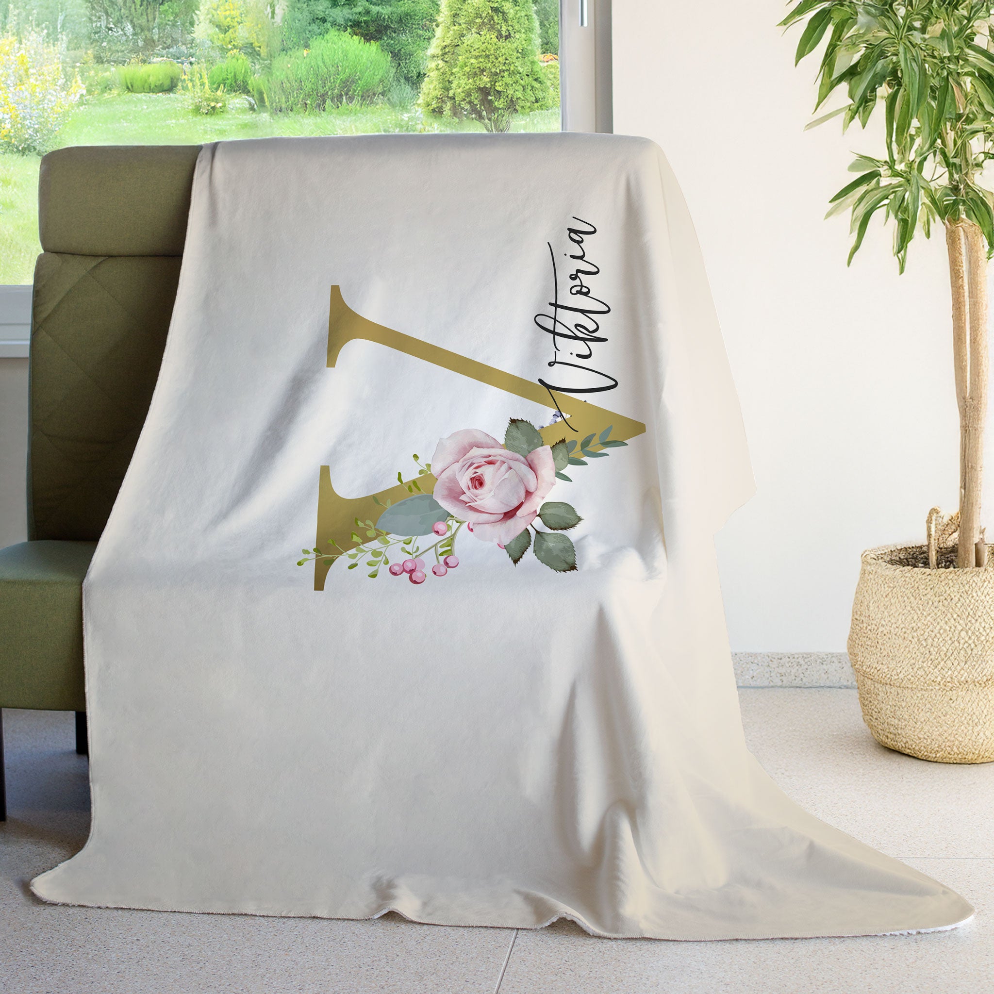 Weiche Sherpadecke mit Initiale und Namen, perfekt für gemütliche Abende oder als dekoratives Wohnaccessoire.