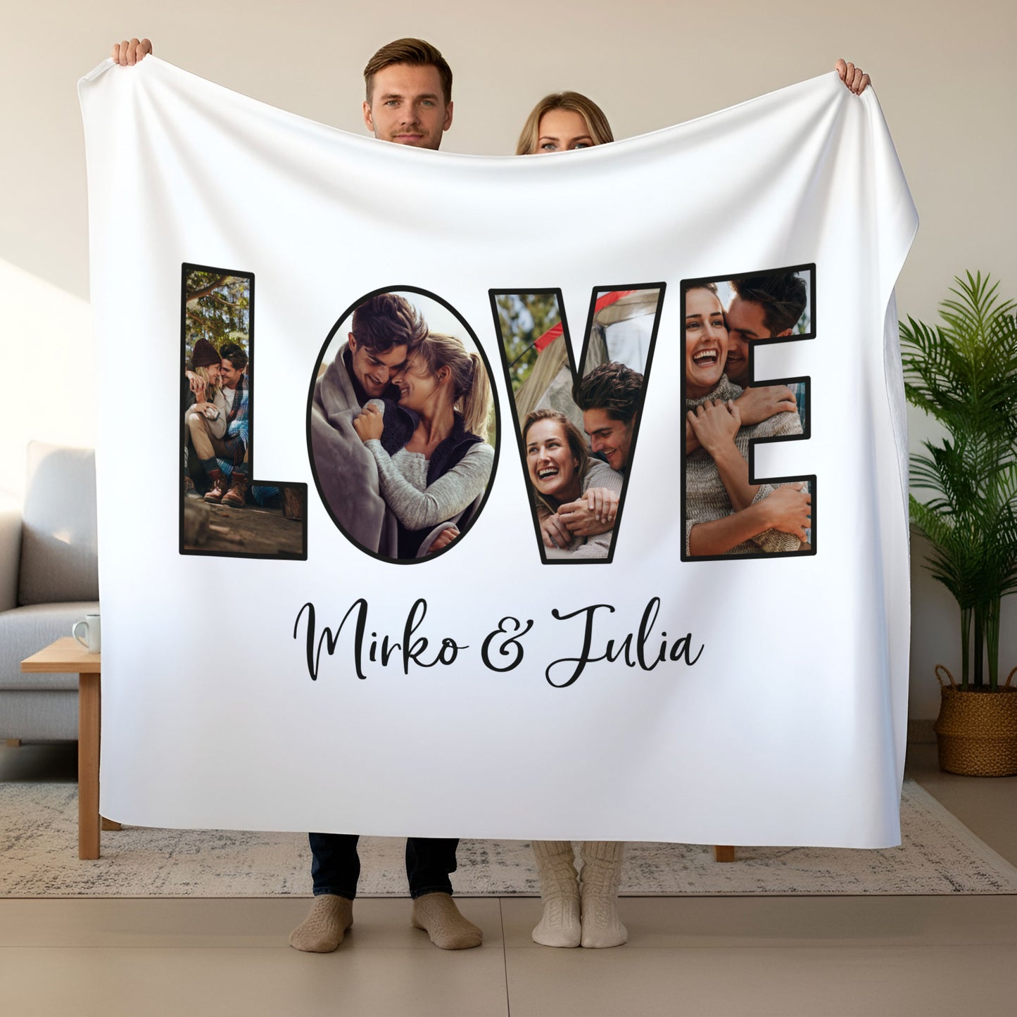 Personalisierte Fotodecke LOVE XXL mit Namen, zwei Personen halten die große Kuscheldecke im Wohnzimmer hoch