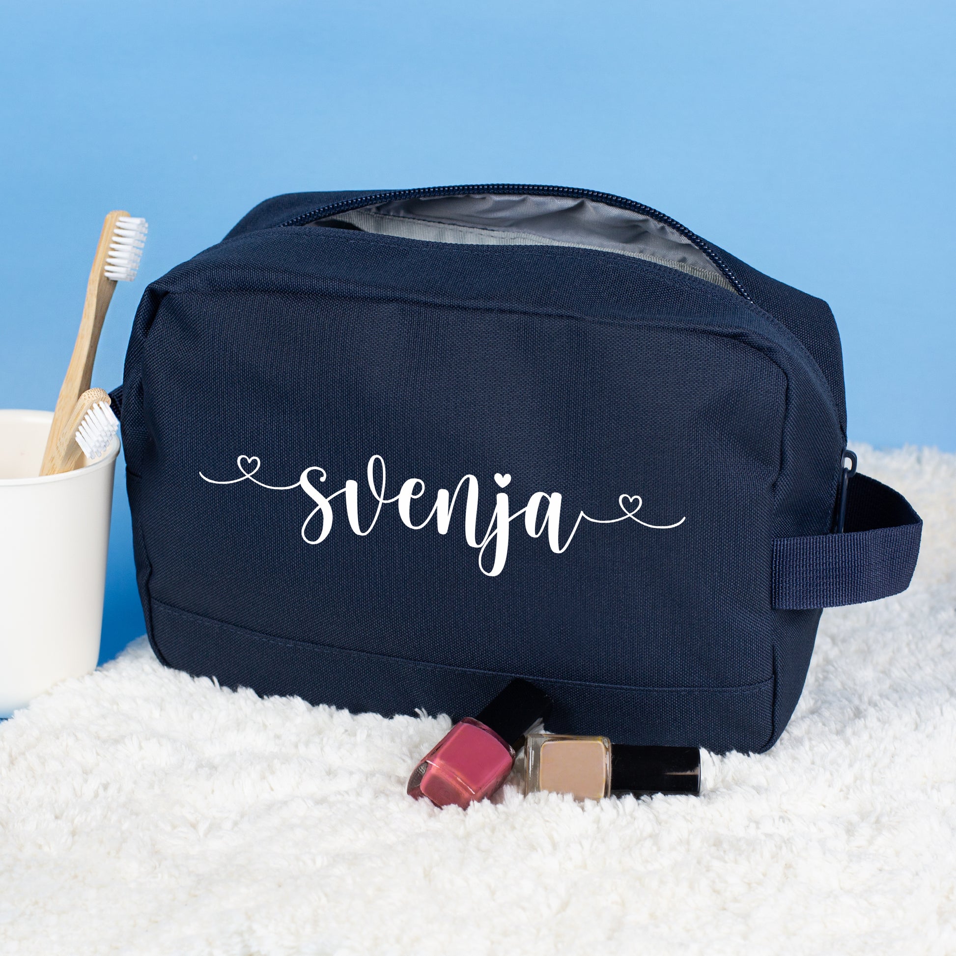 Personalisierte Waschtasche mit Namen „Svenja“ neben Zahnbürste und Kosmetikartikeln