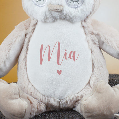 Nahaufnahme des Eulenbauchs mit rosa Personalisierung „Mia“ und kleinem Herzsymbol.