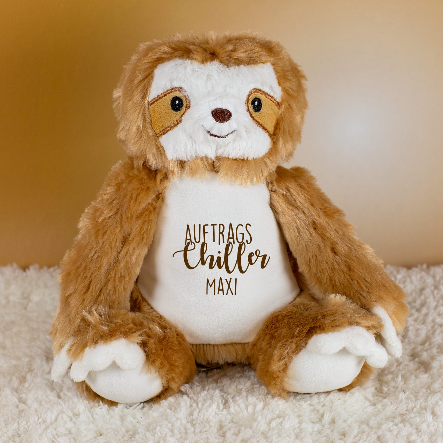 Kuscheltier Faultier mit Aufdruck „Auftragschiller“ und Name Maxi, personalisiert.
