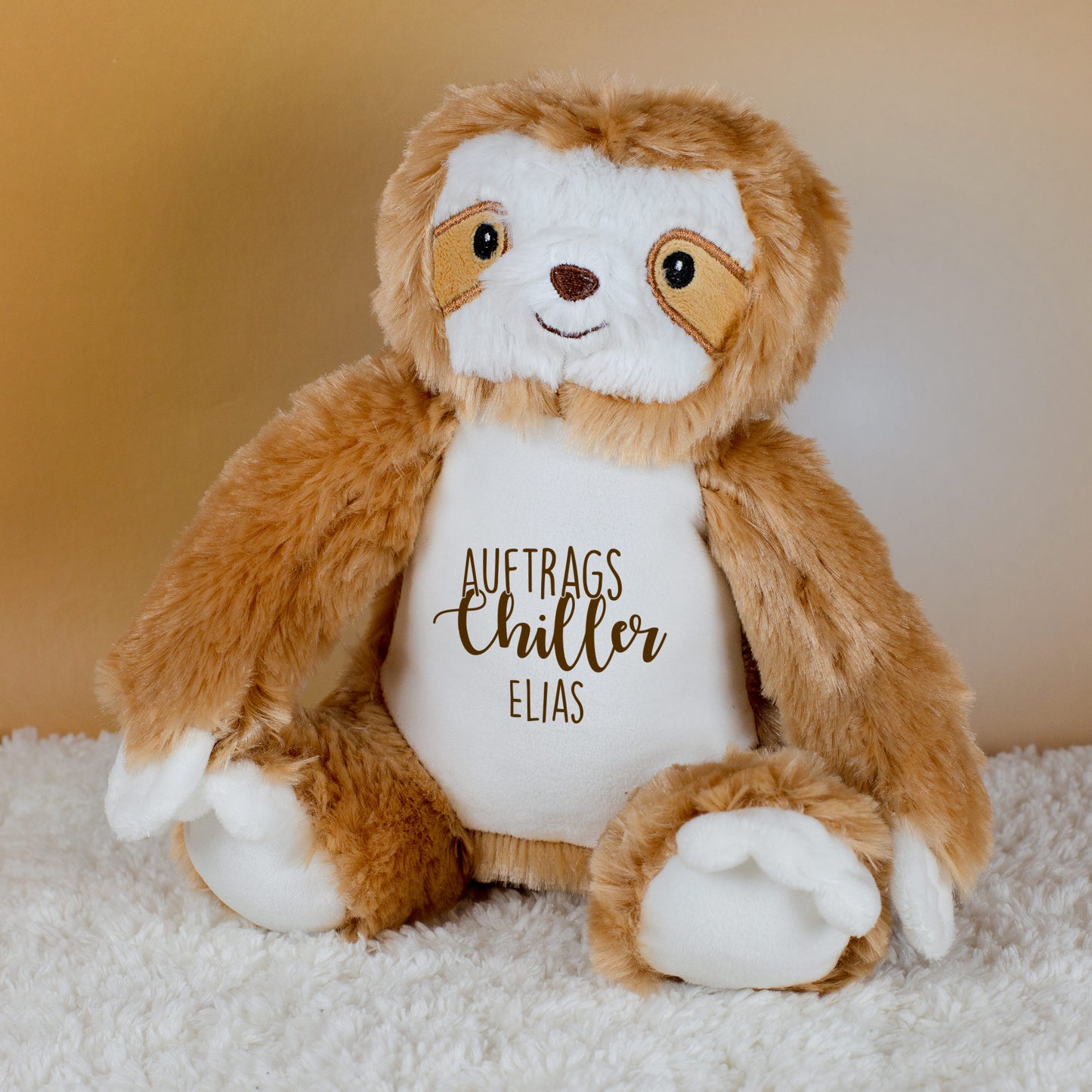 Personalisierbares Faultier-Kuscheltier mit Spruch „Auftragschiller“ und Name Elias.