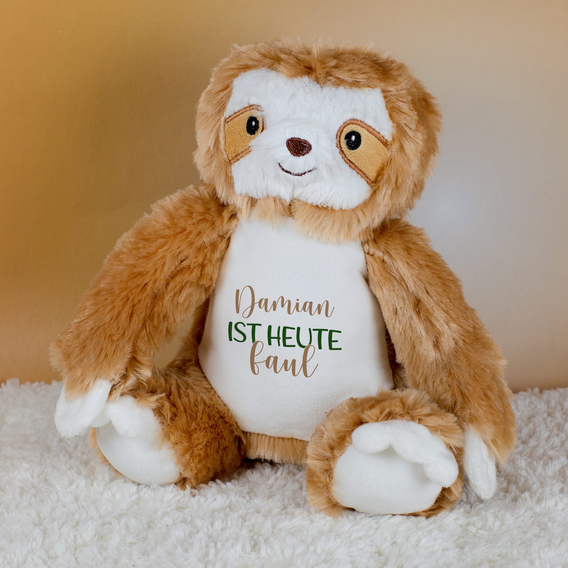 Personalisierbares Faultier-Kuscheltier mit Aufschrift „Damian ist heute faul“, weiches braunes Fell.