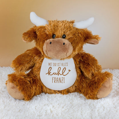 Kuscheltier-Kuh mit Aufdruck „Mit dir ist alles kuhl“ und Name Franzi auf hellem Hintergrund.