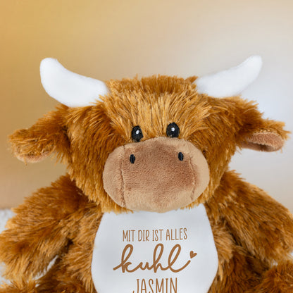 Detailaufnahme des Kuh-Kuscheltiers mit Spruch „Mit dir ist alles kuhl“ und Name Jasmin.