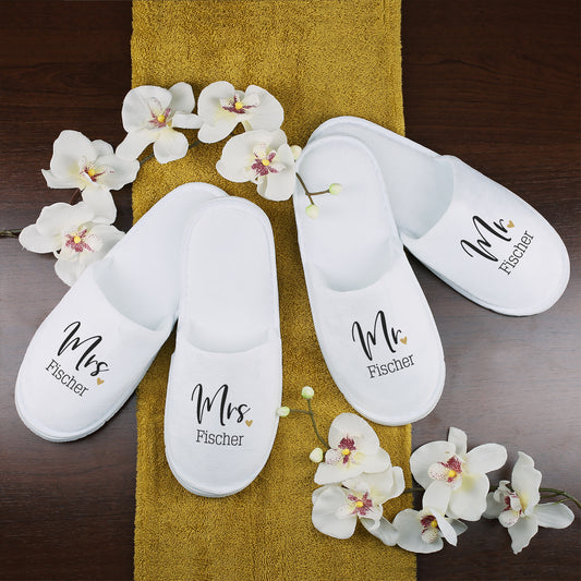 Personalisiertes Hausschuh-Set Mr & Mrs mit Namen auf Handtuch dekoriert