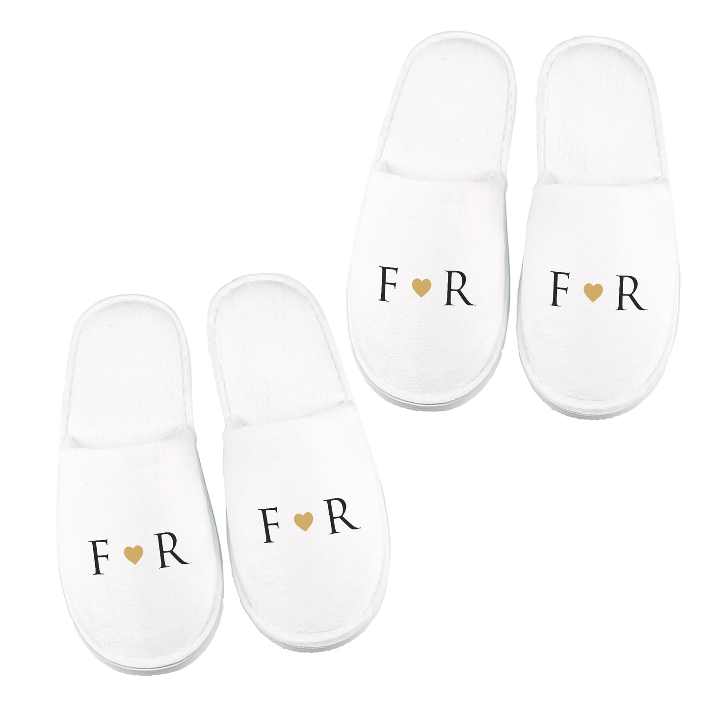 Weiße Hausschuhe für Paare mit Initialen und Herz – Set auf weißem Hintergrund