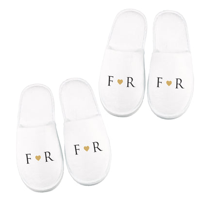 Weiße Hausschuhe für Paare mit Initialen und Herz – Set auf weißem Hintergrund
