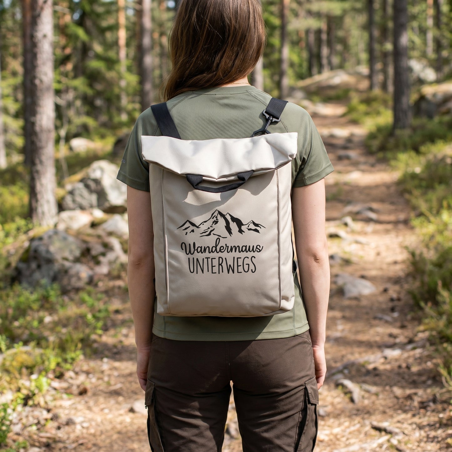 Beiger 2-in-1 Rucksack mit Bergmotiv und Wunschtext „Wandermaus unterwegs“ beim Wandern
