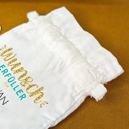 Detailaufnahme des oberen Bereichs vom Baumwollsäckchen mit Wunscherfüller-Aufdruck