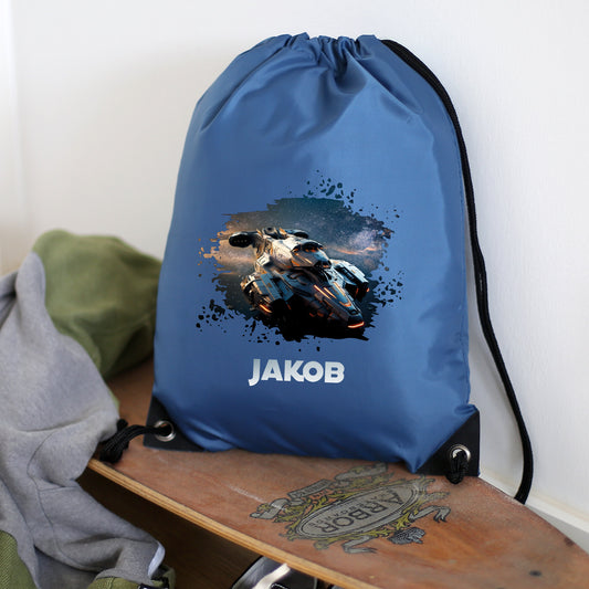 Blauer Turnbeutel mit Weltraum-Motiv und Name „Jakob“ neben Skateboard und Kleidung