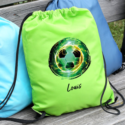 Grüner Sportbeutel mit Fußball-Motiv und Name auf Bank liegend