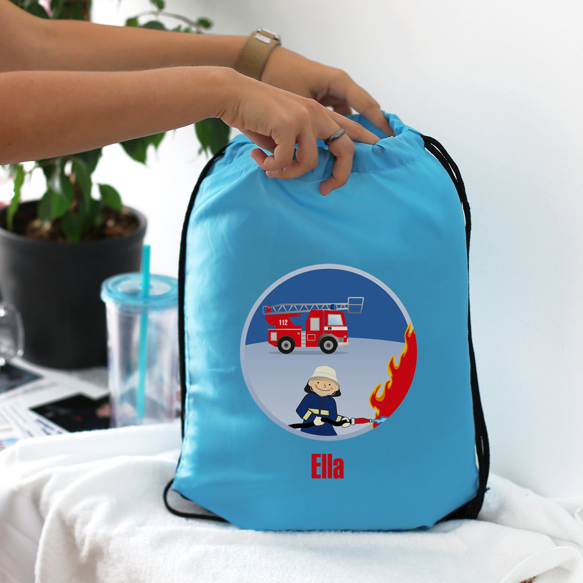 Turnbeutel mit Feuerwehrmann-Motiv und Name „Ella“, geöffnet mit sichtbarem Stauraum