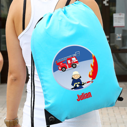 Personalisierter Sportbeutel mit Feuerwehr-Design und Name „Julian“, getragen auf dem Rücken