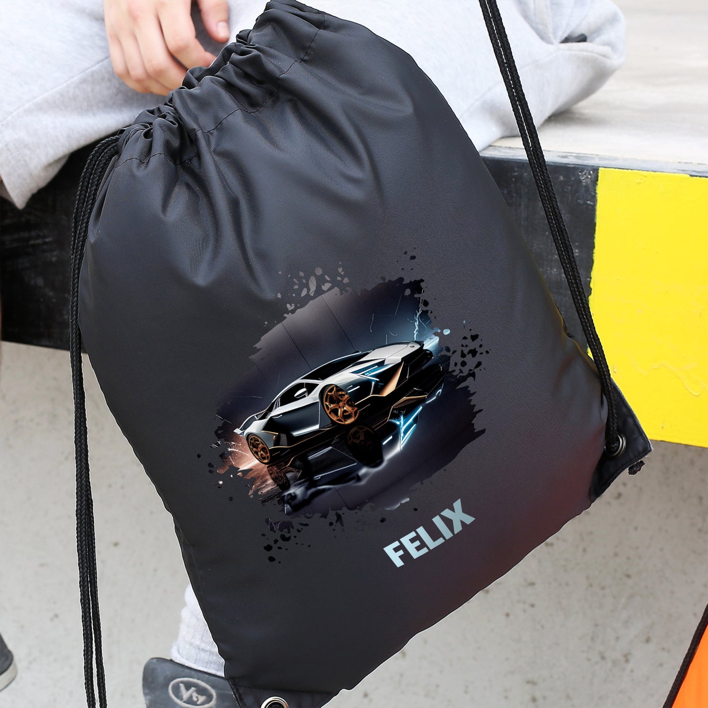 Schwarzer Turnbeutel mit Sportwagen-Motiv und Wunschname „Felix“