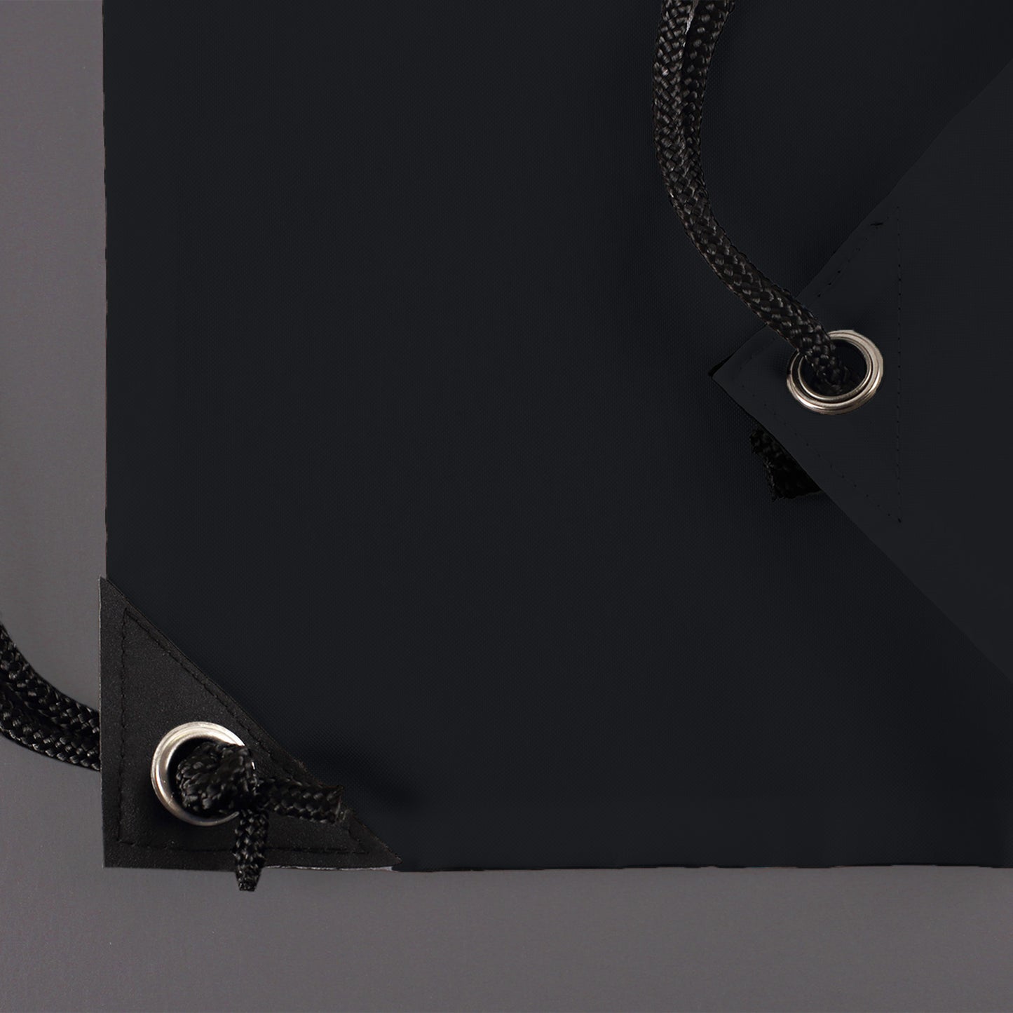 Detailaufnahme der verstärkten Ecken mit Metallösen und Kordelzug des Sportbeutels