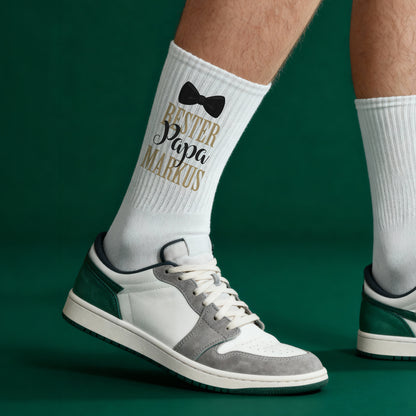 Personalisierte Socken „Bester Papa“ mit Name und Fliege getragen mit Sneakern