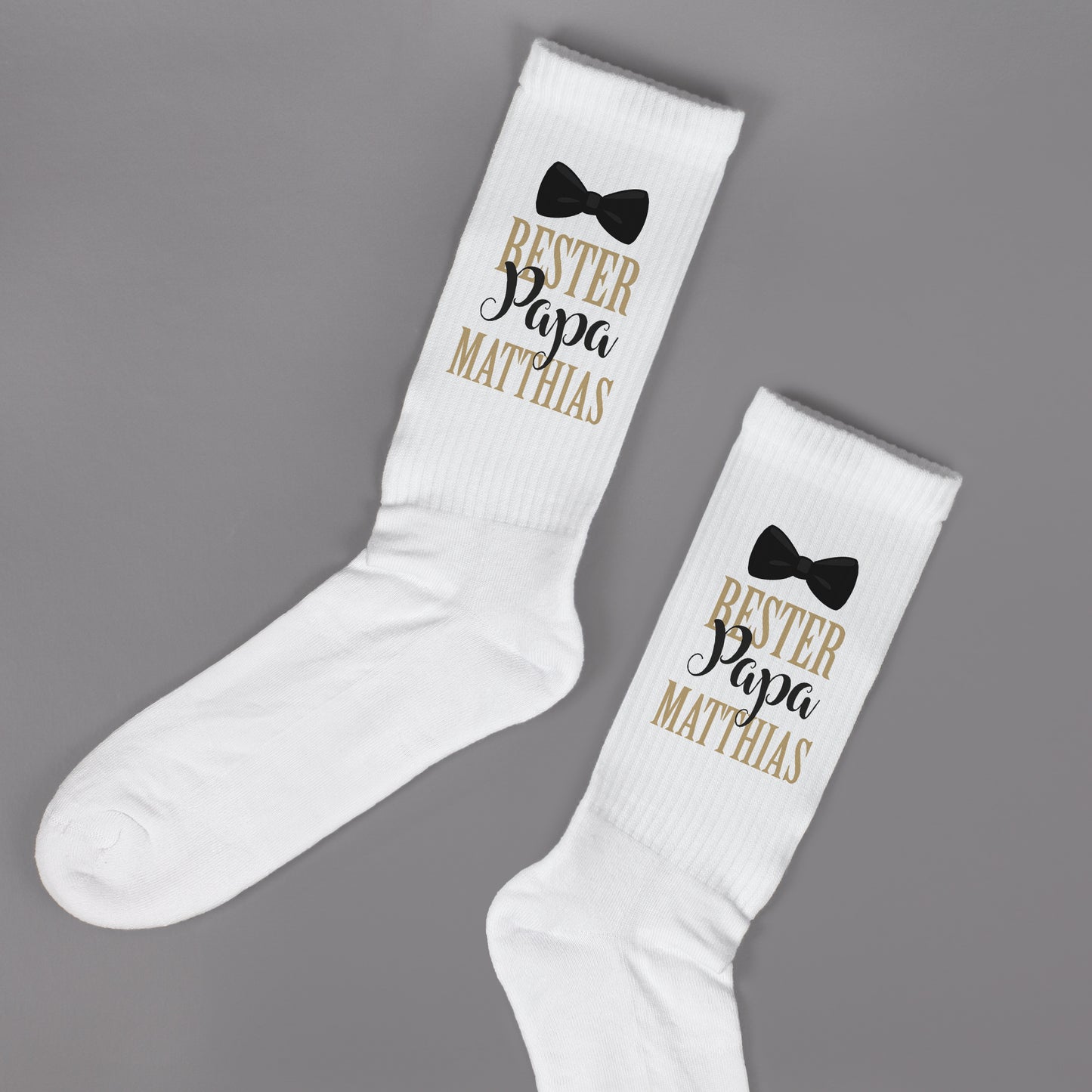 Personalisierte Vatertags-Socken mit Fliege und Schriftzug in Nahaufnahme