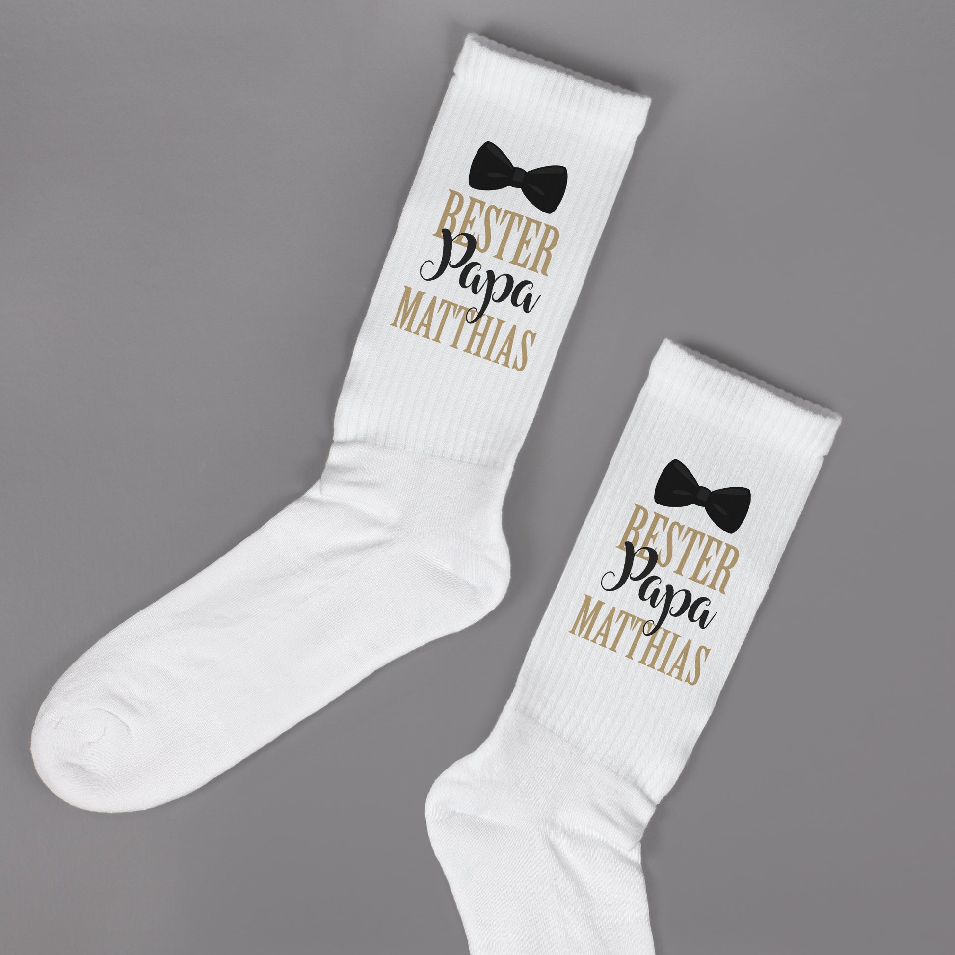 Personalisierte Vatertags-Socken mit Fliege und Schriftzug in Nahaufnahme
