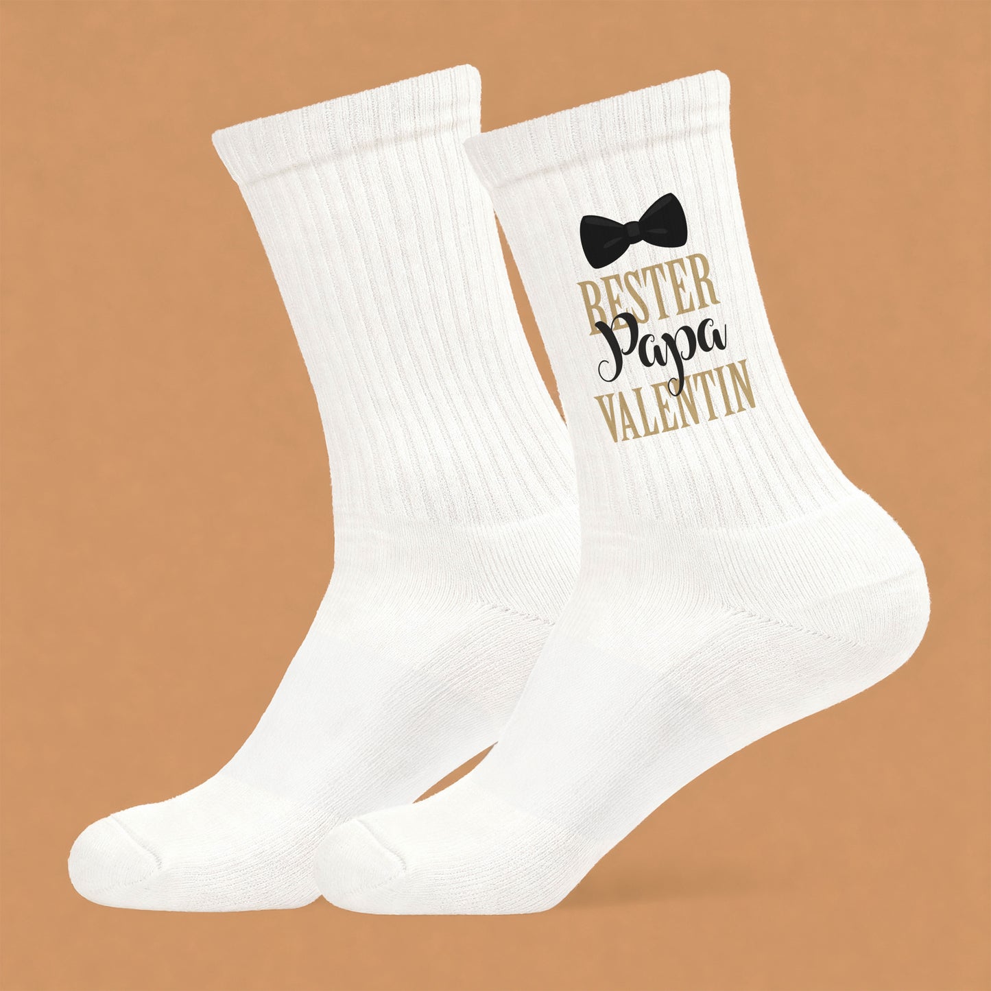 Geschenkidee für Väter Socken mit Name und „Bester Papa“-Design getragen