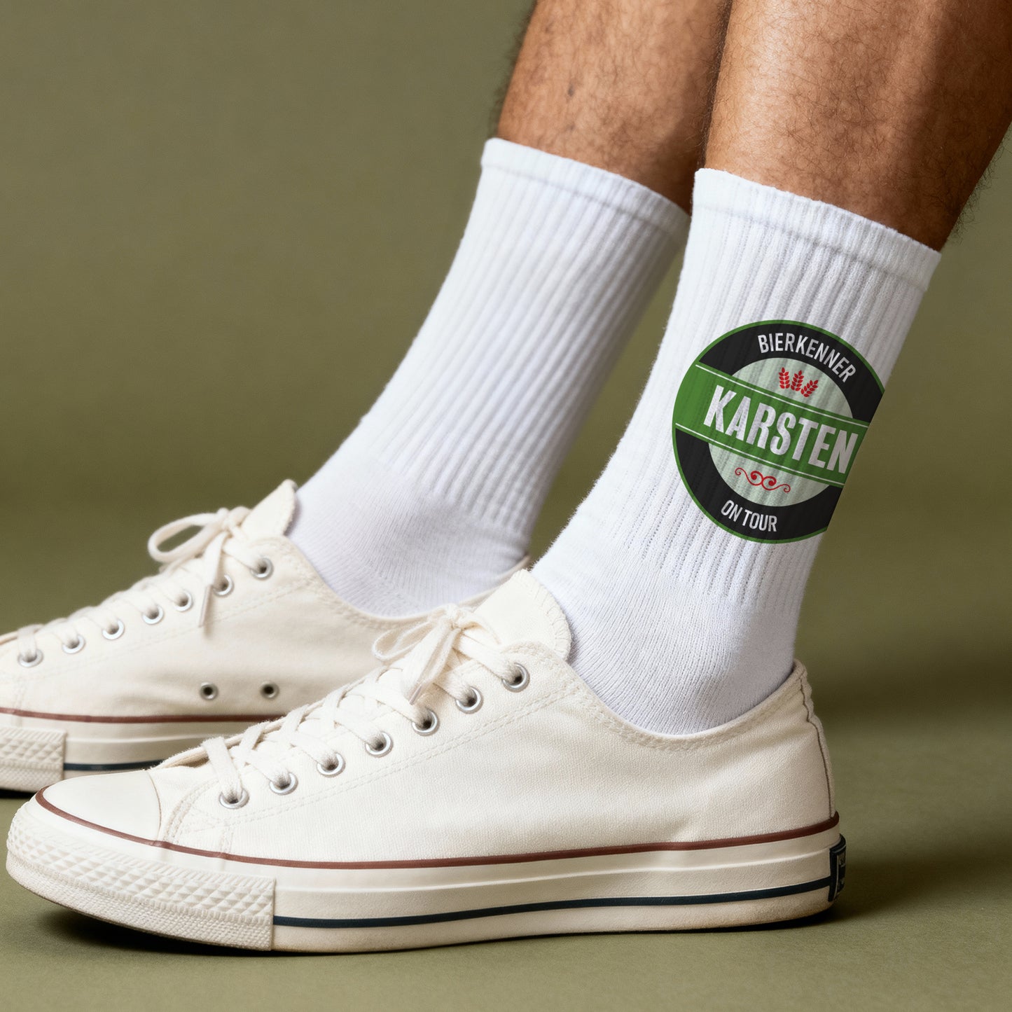Personalisierte Biersocken mit Name „Karsten“ und Text „Bierkenner on Tour“ – getragen mit hellen Schuhen auf grünem Hintergrund.