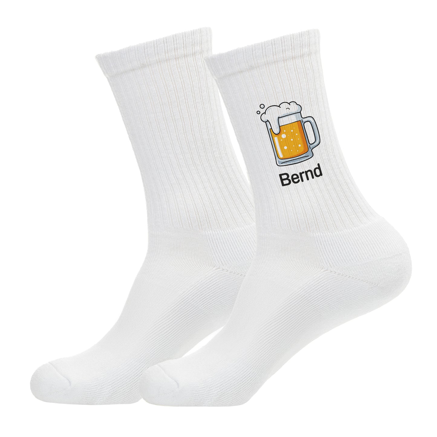 Freigestellte Aufnahme eines Sockenpaares mit Bierkrug-Motiv und Name „Bernd“ – Studioaufnahme auf weißem Hintergrund.