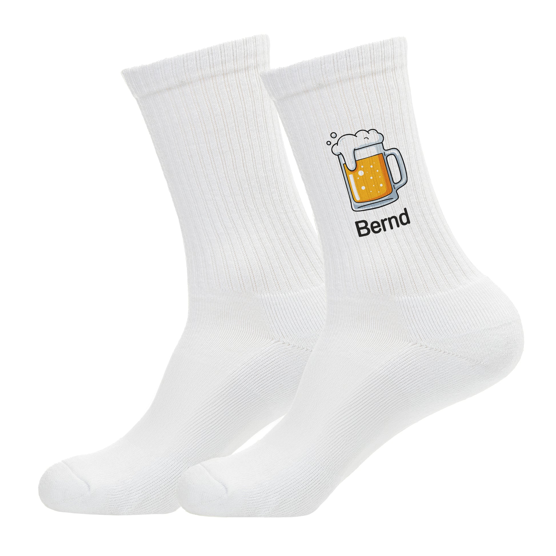 Freigestellte Aufnahme eines Sockenpaares mit Bierkrug-Motiv und Name „Bernd“ – Studioaufnahme auf weißem Hintergrund.