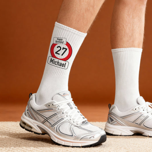 Personalisierte Socken zum Geburtstag mit Alter & Name im Verkehrsschild-Design | Witziges Geschenk
