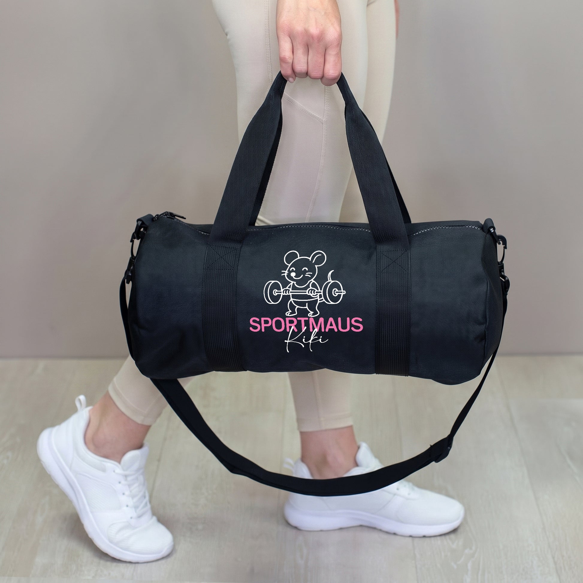 Personalisierte Sporttasche Sportmaus mit Name Kiki, getragen von einer Frau in heller Sportkleidung