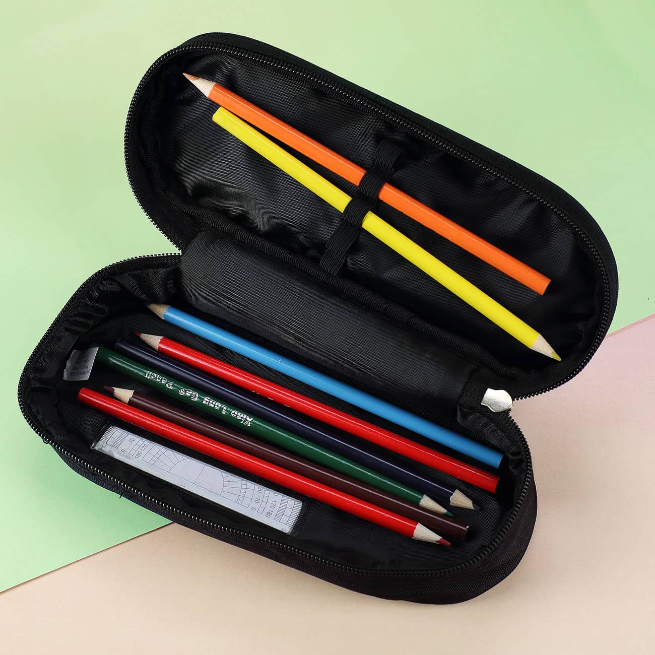 Großer Stauraum für alle Schulutensilien