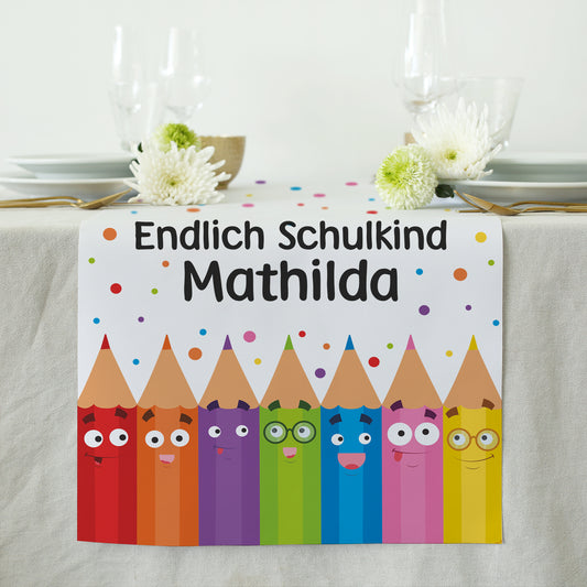 Ansicht der Buntstift-Figuren mit lachenden Gesichtern und dem Schriftzug mit dem personalisierten Namen an einem Ende