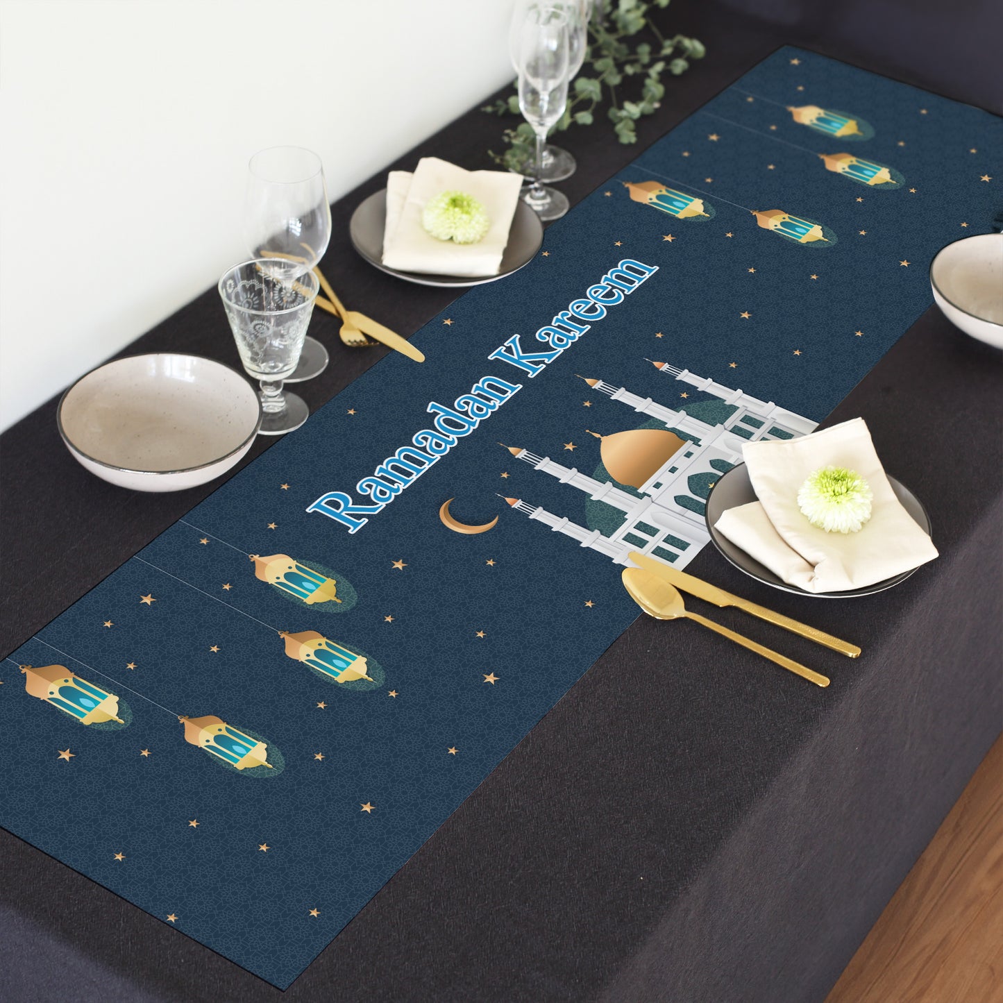 Ramadan Tischläufer mit personalisiertem Schriftzug als elegante Tischdeko für Iftar und Zuckerfest