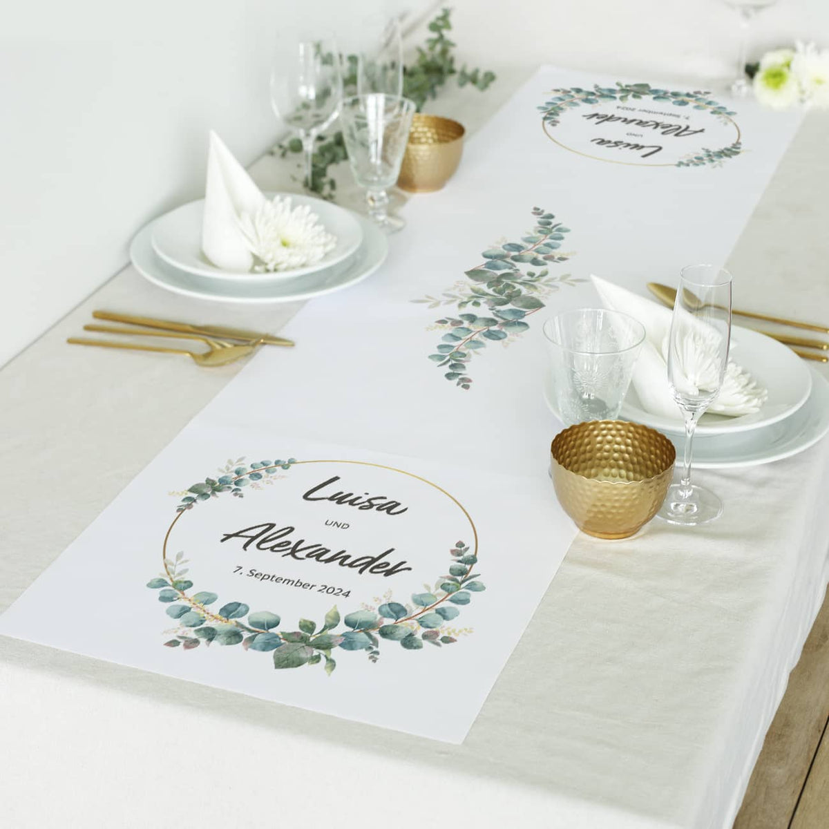 Tischläufer mit edlem Eukalyptus-Motiv zur Hochzeit mit Namen & Datum personalisiert in zwei Längen als Hochzeitsdekoration fĂźr den Tisch â