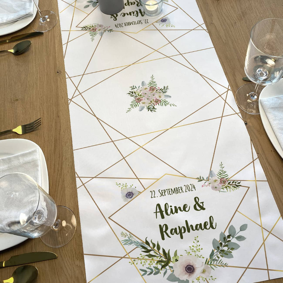Tischläufer zur Hochzeit mit Namen, Datum & Blüten personalisiert in zwei Längen aus seidenglänzendem Polyester als edle Hochzeitsdeko –