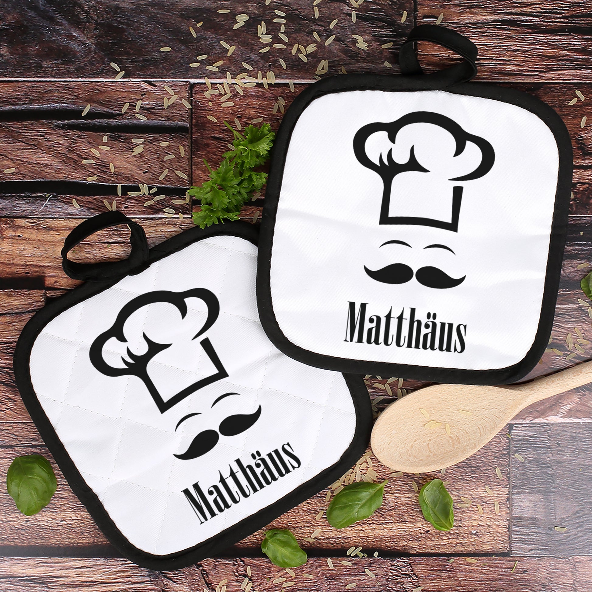 Topflappen-Set mit Namen „Matthäus“ und Kochmotiv auf rustikalem Holzbackground